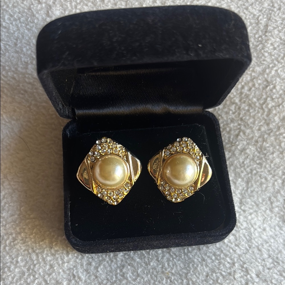Vintage 1980s Unsigned French Couture Style Pearl Clip-On Earrings